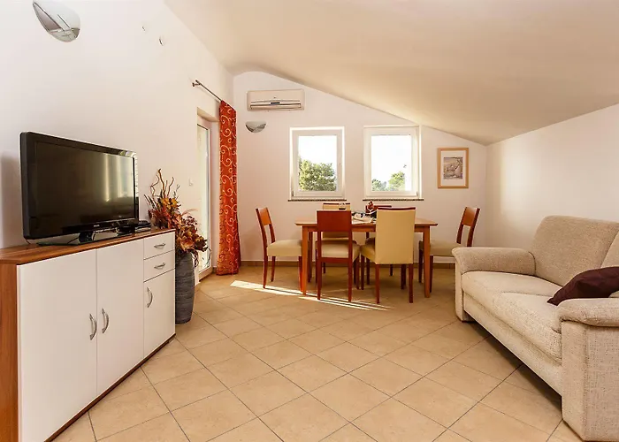 Mare & Mons Seafront Apartment Malinska