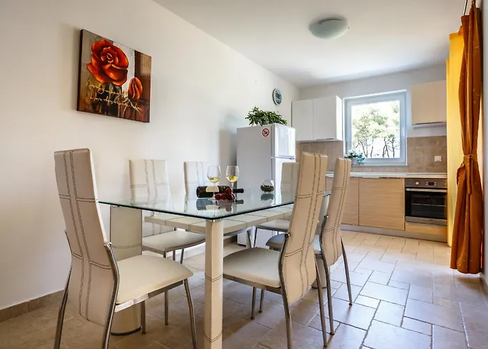 Mare & Mons Seafront Apartment Malinska